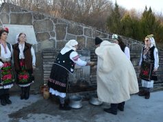 На Иванови влачуги в с. Караисен окъпаха младоженци за здраве