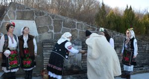 На Иванови влачуги в с. Караисен окъпаха младоженци за здраве