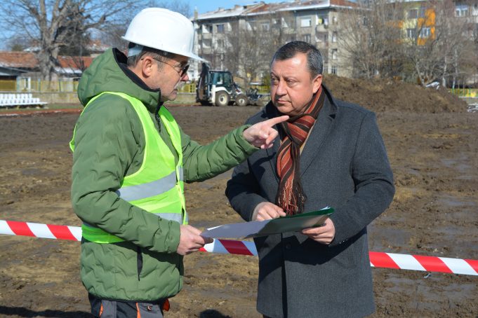Напредва изграждането на футболно игрище в СУ „Бачо Киро“
