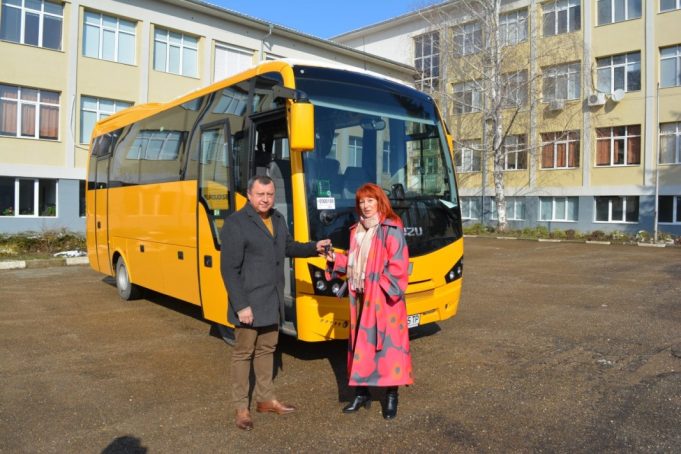 Община Павликени получи училищен автобус, необходими са още 2
