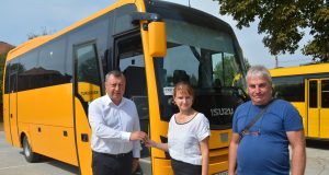 Кметът на Павликени предаде ключовете на нов училищен автобус за СУ „Бачо Киро“