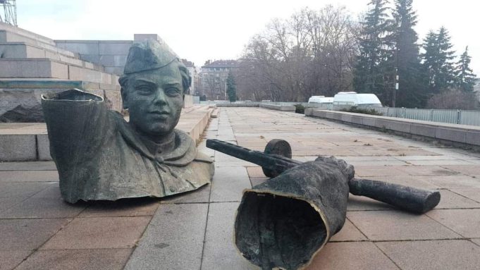 На бунището на историята
