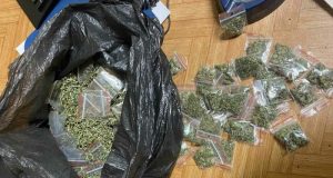 Задържаха рецидивист с 55 пликчета канабис, везна и телефони