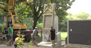 Двутонна древноримска надгробна плоча е изложена в Античния керамичен център край Павликени