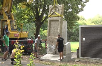 Двутонна древноримска надгробна плоча е изложена в Античния керамичен център край Павликени