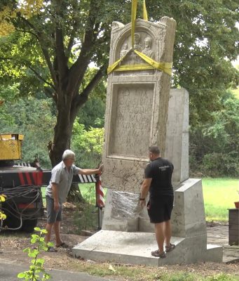 Двутонна древноримска надгробна плоча е изложена в Античния керамичен център край Павликени